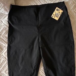 NWT  Black Hybrid & Company Capri Pants in a size XL